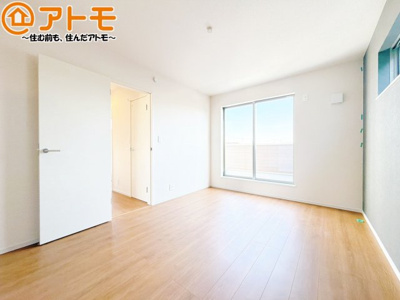 【寝室】 | 駿河区中島22期　新築戸建　4号棟 | バルコニーに面したお部屋なので、布団などの大きなものも楽々干せます♪