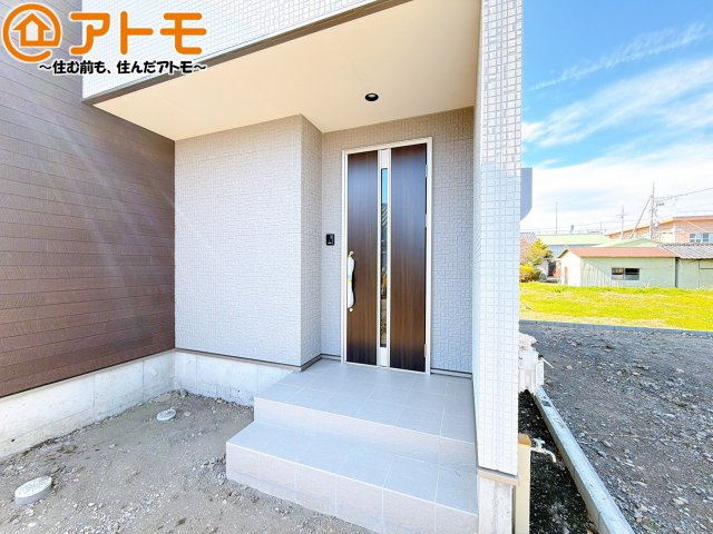 【玄関】 | 駿河区中島22期　新築戸建　4号棟 | 落ち着いた色合いの玄関はダブルロックで防犯性に優れた仕様になっています♪