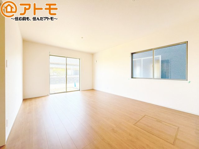 【居間・リビング】 | 駿河区中島22期　新築戸建　4号棟 | 日当たりのよいリビングは、一年を通してぽかぽかとしています。家族が自然と集まる空間になりそうですね♪