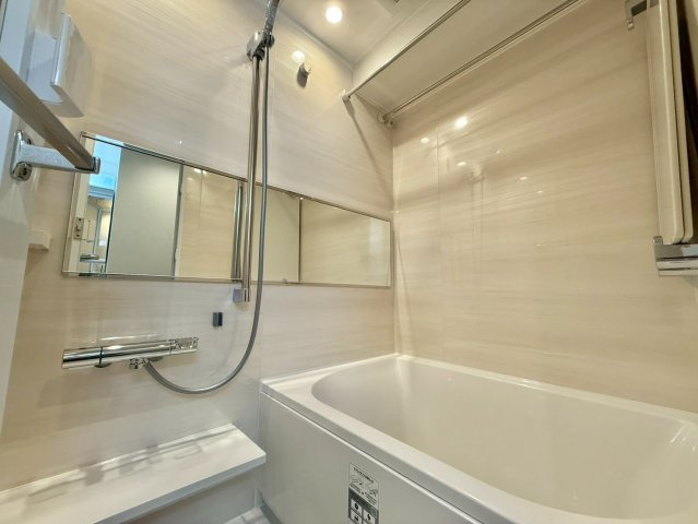 アンバサダー三軒茶屋の浴室|浴室乾燥機付きのため、雨の日の洗濯物干しやカビの予防にも役立ちます。

現地ご見学希望・資料請求などお気軽にお問い合わせ下さい！
03-5990-5201