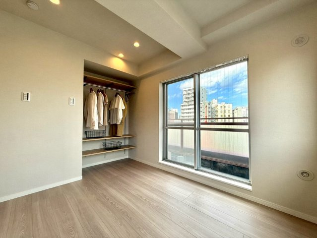 アンバサダー三軒茶屋の洋室|明るいお部屋はそれだけで気分が晴れやかになりますね！

現地ご見学希望・資料請求などお気軽にお問い合わせ下さい！
03-5990-5201