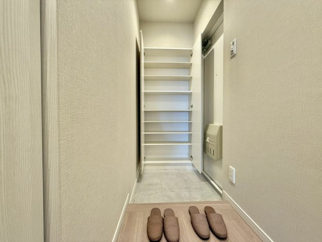 アンバサダー三軒茶屋の玄関|玄関横にはシューズボックスがついているため、片付いた玄関がキープできます！

現地ご見学希望・資料請求などお気軽にお問い合わせ下さい！
03-5990-5201