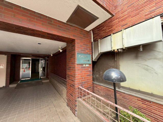 アンバサダー三軒茶屋のエントランス|駅徒歩3分の好立地！

現地ご見学希望・資料請求などお気軽にお問い合わせ下さい！
03-5990-5201