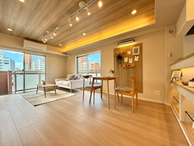 アンバサダー三軒茶屋の居間・リビング|のびやかに広がるリビングは、一年を通して爽やかな光と風に癒される家族のなごみ空間。

現地ご見学希望・資料請求などお気軽にお問い合わせ下さい！
03-5990-5201