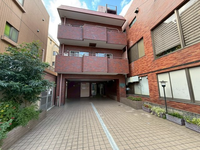 アンバサダー三軒茶屋の外観|ペット飼育可能！

現地ご見学希望・資料請求などお気軽にお問い合わせ下さい！
03-5990-5201