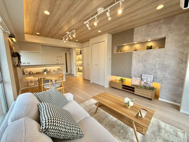 アンバサダー三軒茶屋の居間・リビング|15帖の広いリビングはご家族が自然と集まる居心地の良い空間。

現地ご見学希望・資料請求などお気軽にお問い合わせ下さい！
03-5990-5201