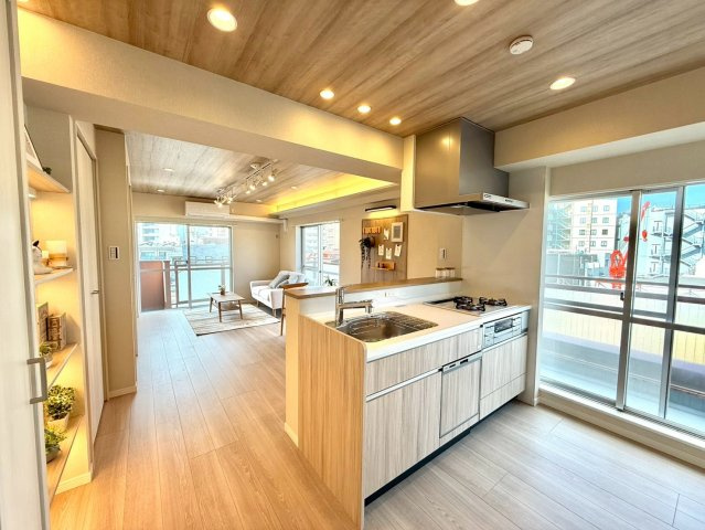 アンバサダー三軒茶屋のキッチン|来客時には会話を楽しみながらお茶の準備ができる、対面式キッチン。

現地ご見学希望・資料請求などお気軽にお問い合わせ下さい！
03-5990-5201