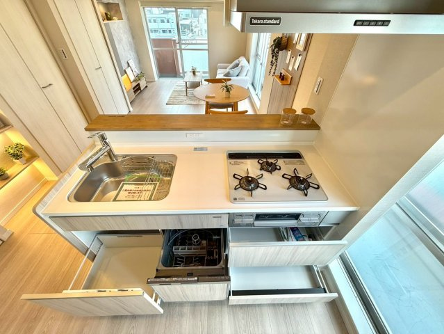 アンバサダー三軒茶屋のキッチン|ビルトインタイプの食洗機付き！家事の時間と、手洗いに比べて使用水量も軽減します！

現地ご見学希望・資料請求などお気軽にお問い合わせ下さい！
03-5990-5201