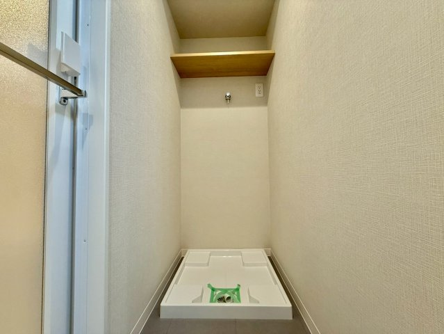 アンバサダー三軒茶屋のランドリースペース|上部収納棚付きの洗濯機置き場！

現地ご見学希望・資料請求などお気軽にお問い合わせ下さい！
03-5990-5201