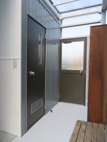 茨坪貸事務所の玄関