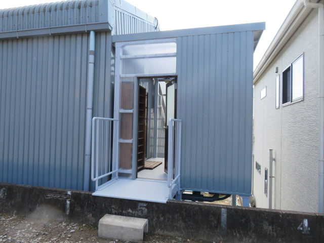 茨坪貸事務所のエントランス