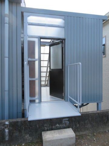 茨坪貸事務所のエントランス