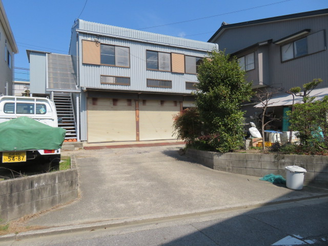 茨坪貸事務所の駐車場