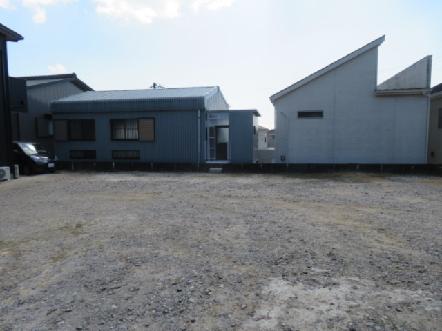 茨坪貸事務所の駐車場