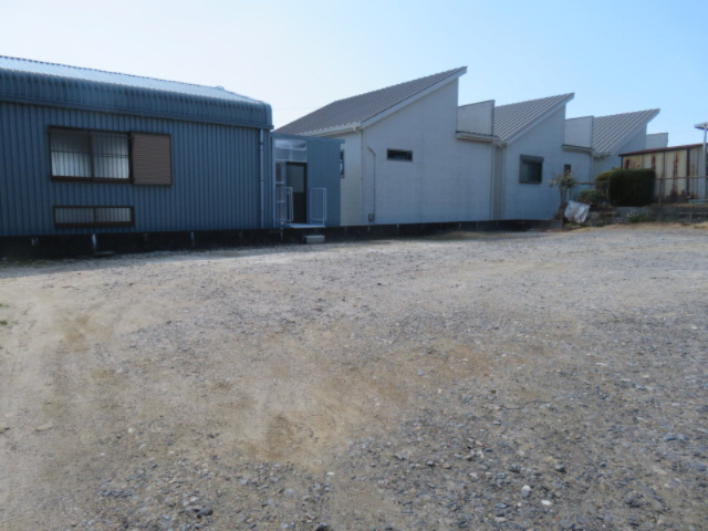 茨坪貸事務所の駐車場