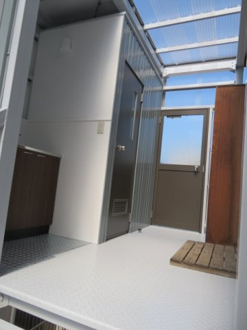 茨坪貸事務所の玄関