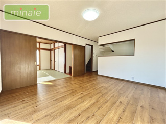 【居間・リビング】 | 小学校分　平日・土日も見学できます　リフォーム〇　八木が谷 | 販売現地　和室と隣接しております。