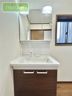 【独立洗面台】 | 小学校分　平日・土日も見学できます　リフォーム〇　八木が谷 | 販売現地　三面鏡タイプの洗面台です。