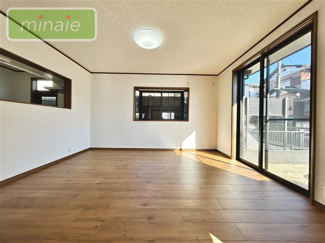 【居間・リビング】 | 小学校分　平日・土日も見学できます　リフォーム〇　八木が谷 | 販売現地　光が入りやすい、明るいリビングです。