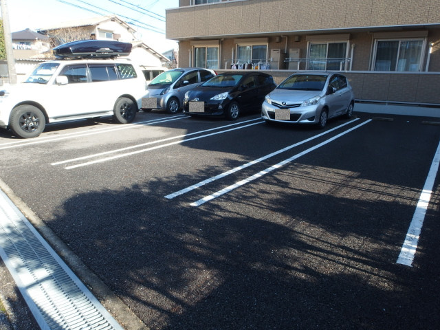 プリーズ錦の駐車場