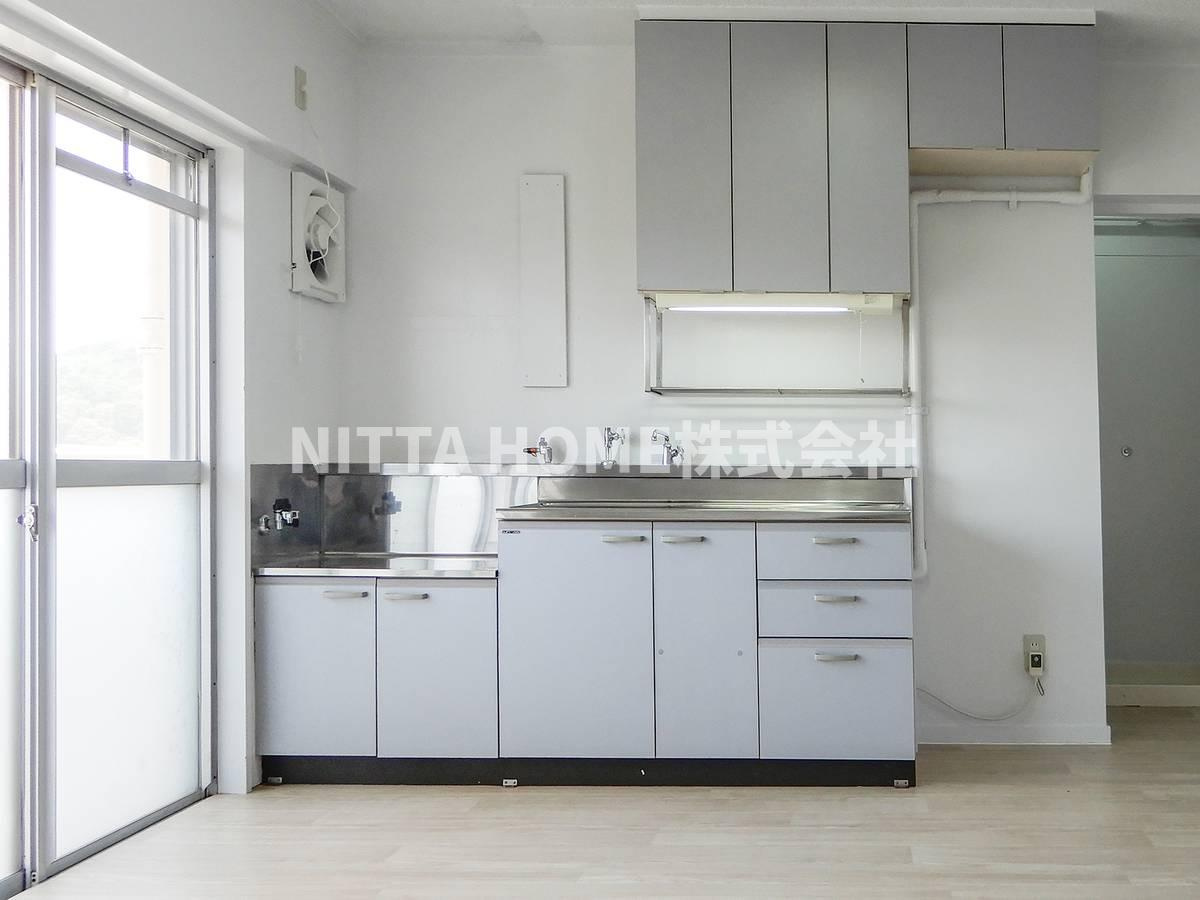 ビレッジハウス篠山2号棟のキッチン|ダイニングにはオープンタイプのキッチンを採用しています◇