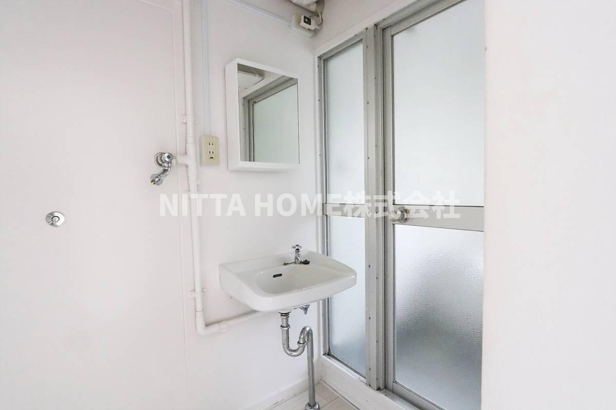 ビレッジハウス篠山2号棟の洗面所|独立している洗面台になります＊