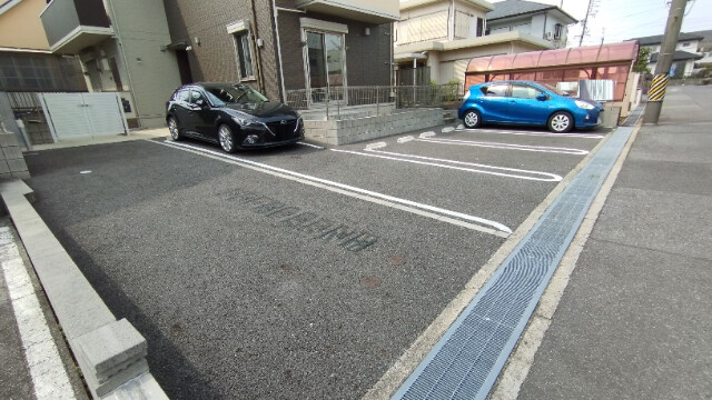 ルミエールＳ（竜美）の駐車場