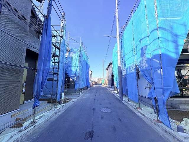 【前面道路含む現地写真】 | 東久留米市金山町1丁目　新築一戸建住宅　全9棟　(保谷店) | WEBでは伝わりにくい陽当たりや周辺環境も実際に体感いただけます。
ぜひお問い合わせの上現地をご確認ください。