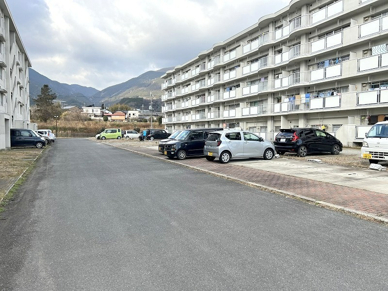 御所市大字多田の賃貸マンションの駐車場