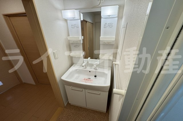 クリスタルガーデンリリーの独立洗面台|朝の身支度には欠かせない独立洗面化粧台