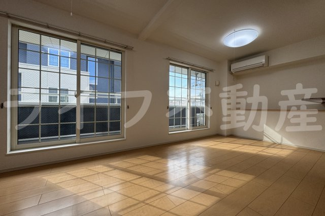 クリスタルガーデンリリーの洋室|落ち着いた色調の洋室です