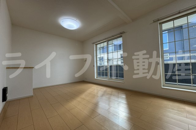 クリスタルガーデンリリーの洋室|落ち着いた色調の洋室です