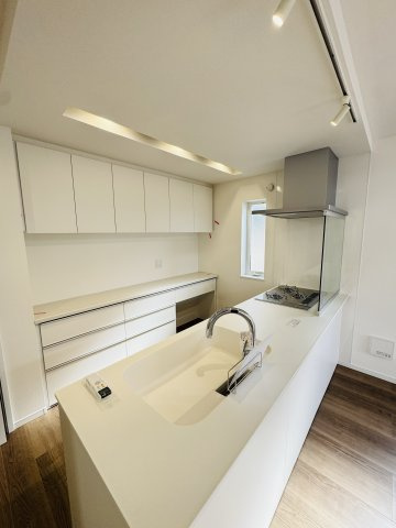 湘南の光と風に包まれる、茅ヶ崎東海岸南モダンレジデンス –のキッチン