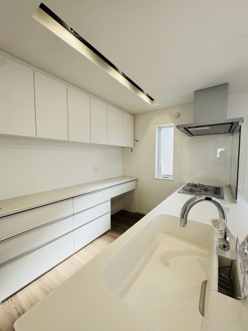 湘南の光と風に包まれる、茅ヶ崎東海岸南モダンレジデンス –のキッチン