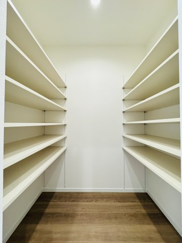 湘南の光と風に包まれる、茅ヶ崎東海岸南モダンレジデンス –の洋室