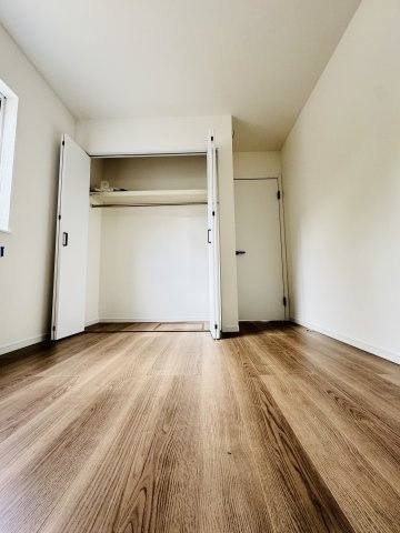 湘南の光と風に包まれる、茅ヶ崎東海岸南モダンレジデンス –の洋室