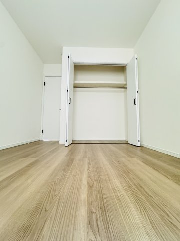 湘南の光と風に包まれる、茅ヶ崎東海岸南モダンレジデンス –の居間・リビング