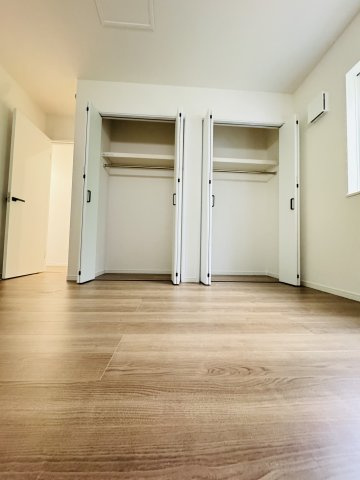 湘南の光と風に包まれる、茅ヶ崎東海岸南モダンレジデンス –の居間・リビング