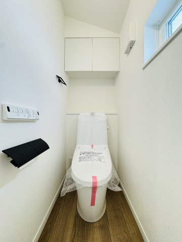 湘南の光と風に包まれる、茅ヶ崎東海岸南モダンレジデンス –のトイレ