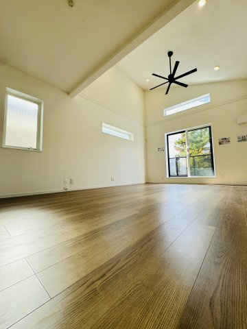 湘南の光と風に包まれる、茅ヶ崎東海岸南モダンレジデンス –の居間・リビング