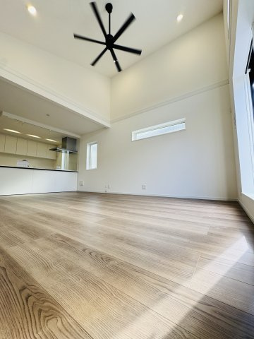 湘南の光と風に包まれる、茅ヶ崎東海岸南モダンレジデンス –の居間・リビング