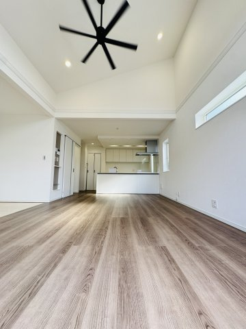 湘南の光と風に包まれる、茅ヶ崎東海岸南モダンレジデンス –の居間・リビング