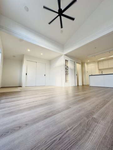 湘南の光と風に包まれる、茅ヶ崎東海岸南モダンレジデンス –の居間・リビング