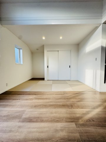 湘南の光と風に包まれる、茅ヶ崎東海岸南モダンレジデンス –の居間・リビング