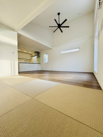 湘南の光と風に包まれる、茅ヶ崎東海岸南モダンレジデンス –の居間・リビング