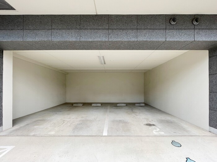 ウィスタリアの駐車場