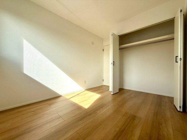 土佐山田町宝町4丁目　3号棟の洋室|十分な広さと収納を備えた洋室。