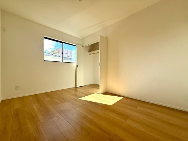 土佐山田町宝町4丁目　3号棟の洋室|陽光がたっぷりと差し込む洋室。収納付きで毎日の暮らしも快適です。