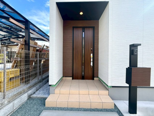 土佐山田町宝町4丁目　3号棟の玄関|美しい木目が印象的な玄関ポーチ。外観をおしゃれにに引き立てます。