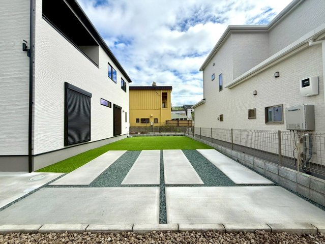 土佐山田町宝町4丁目　3号棟の駐車場|憧れの広い庭♪人工芝付きで見た目も美しくお手入れも簡単です。